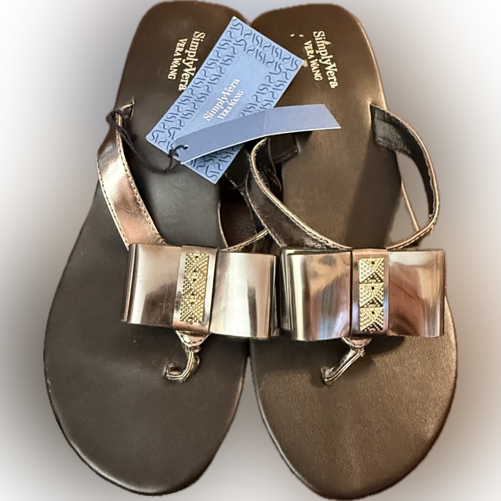 Simply Vera Vera Wang Thong Sandal Silver Bow With Studs Size 7/8 NWT 2012